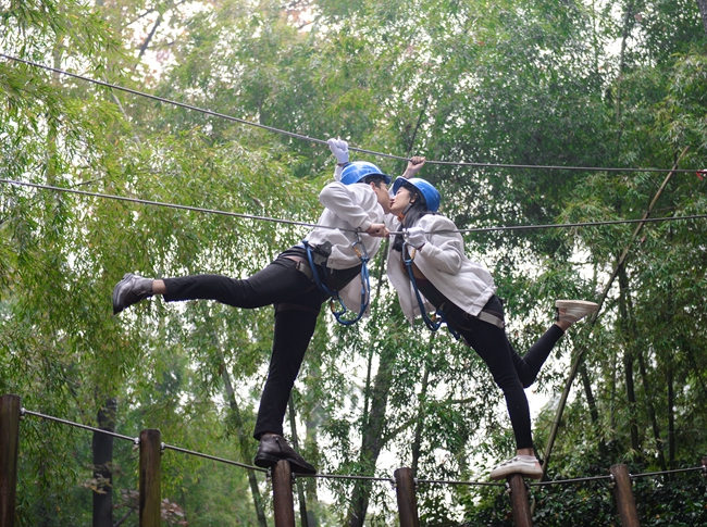 长沙石燕湖举办高空接吻，情侣花式秀恩爱
