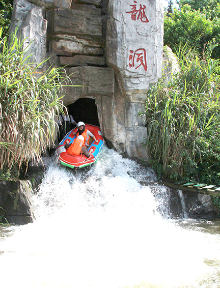 黑龙潭地下峡谷漂流