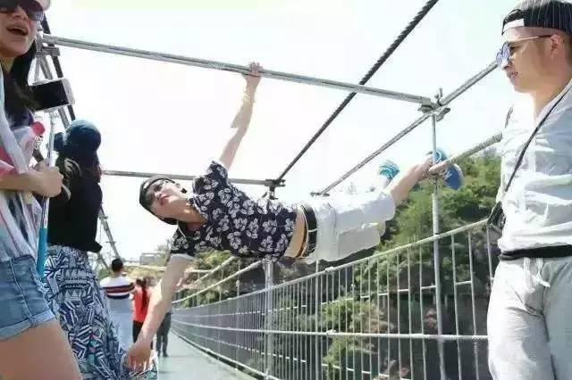 有上玻璃桥秒变蜘蛛侠的造型